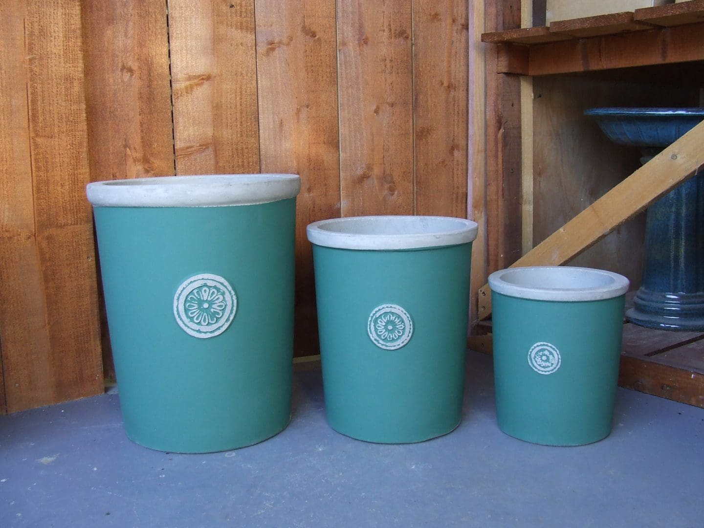 Tall Round Pot with Plain Rim & Badge